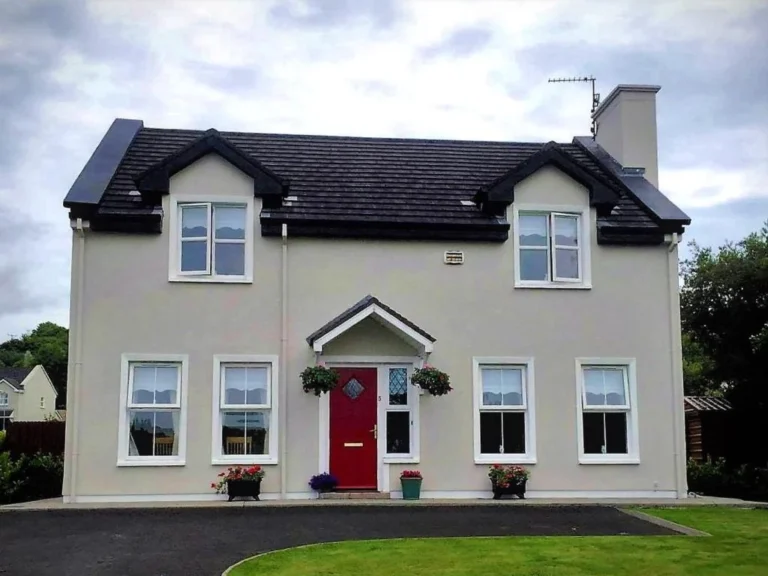 Charming countryside house near Mayo, ideal for exploring the Dark Sky Festival, with a welcoming red door.