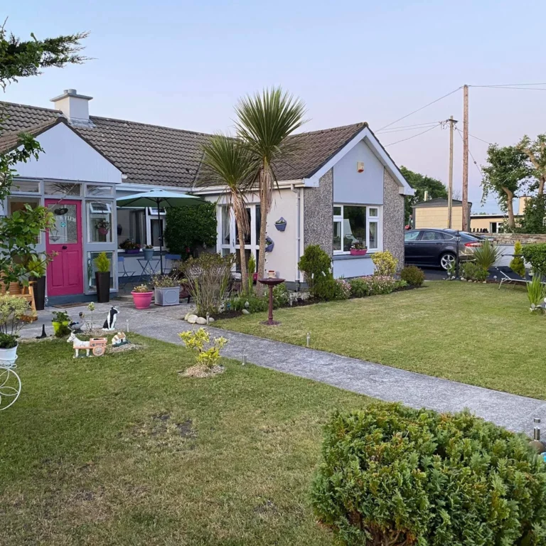 Cosy cottage with garden and patio, perfect for Mayo Dark Sky Festival visitors seeking relaxation and natural beauty.