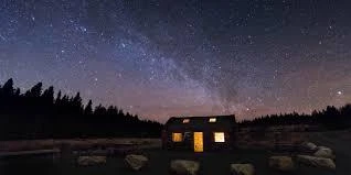 A cosy cabin under a starry night sky in County Mayo, perfect for stargazing during the Mayo Dark Sky Festival.